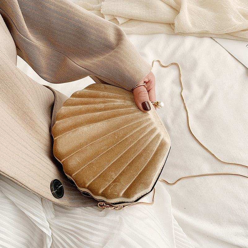 Velours Schelp Chain Bag